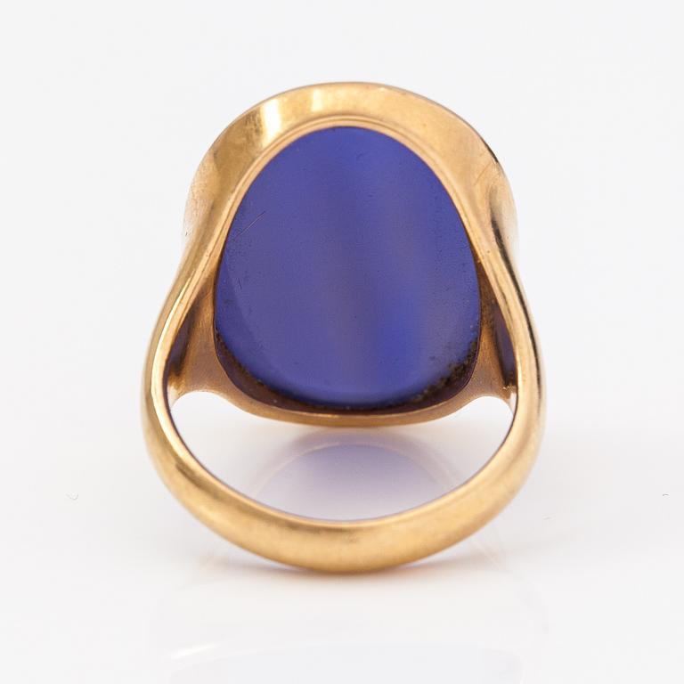 An 18K gold ring with a coloured chalcedony. Kalevi Piirainen, Helsinki 1980.