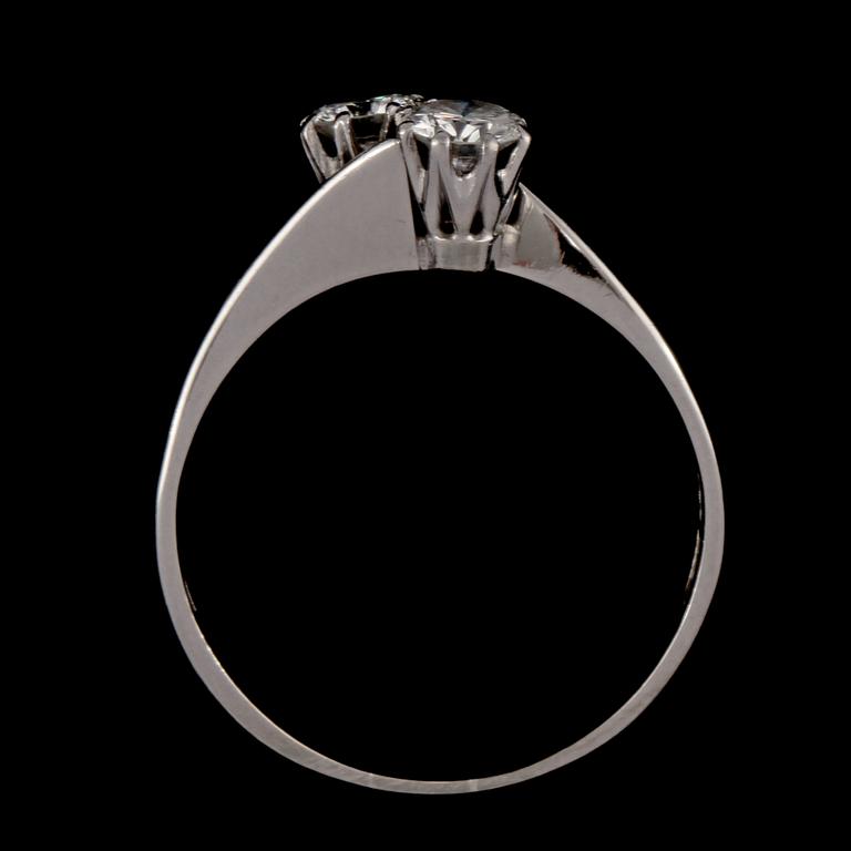 RING, 18k vitguld med två briljantslipade totalt 0,47 ct, Andersson & Magnusson,Göteborg, 1962. Vikt 3 g.