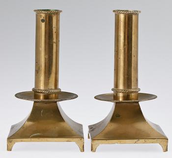 LJUSSTAKAR, ett par. Mässing. Gustavianska, 1700-tal.