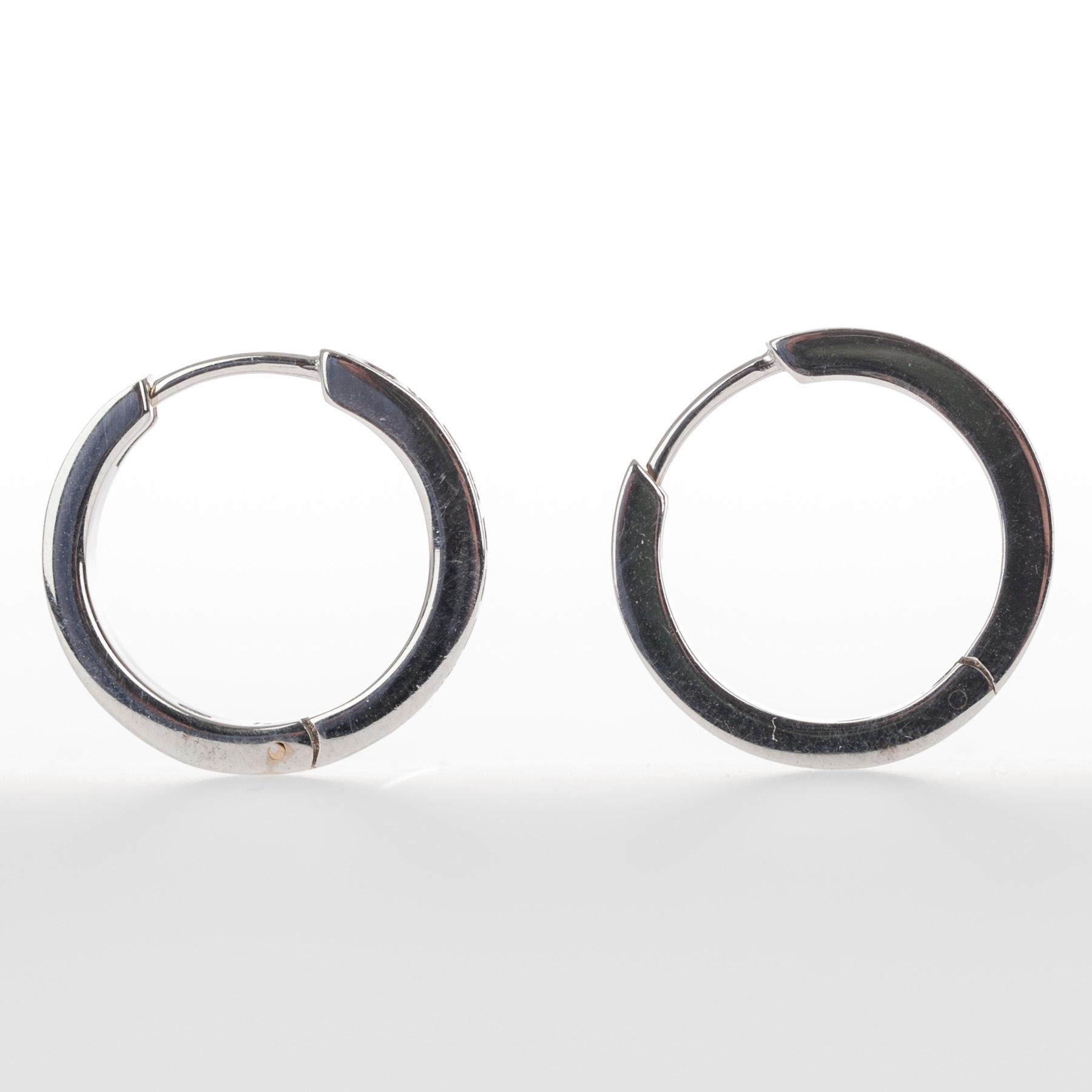 ÖRHÄNGEN, vitguld 14K med briljantslipade diamanter, totalt 0,40 ct. Vikt 5,5 g.