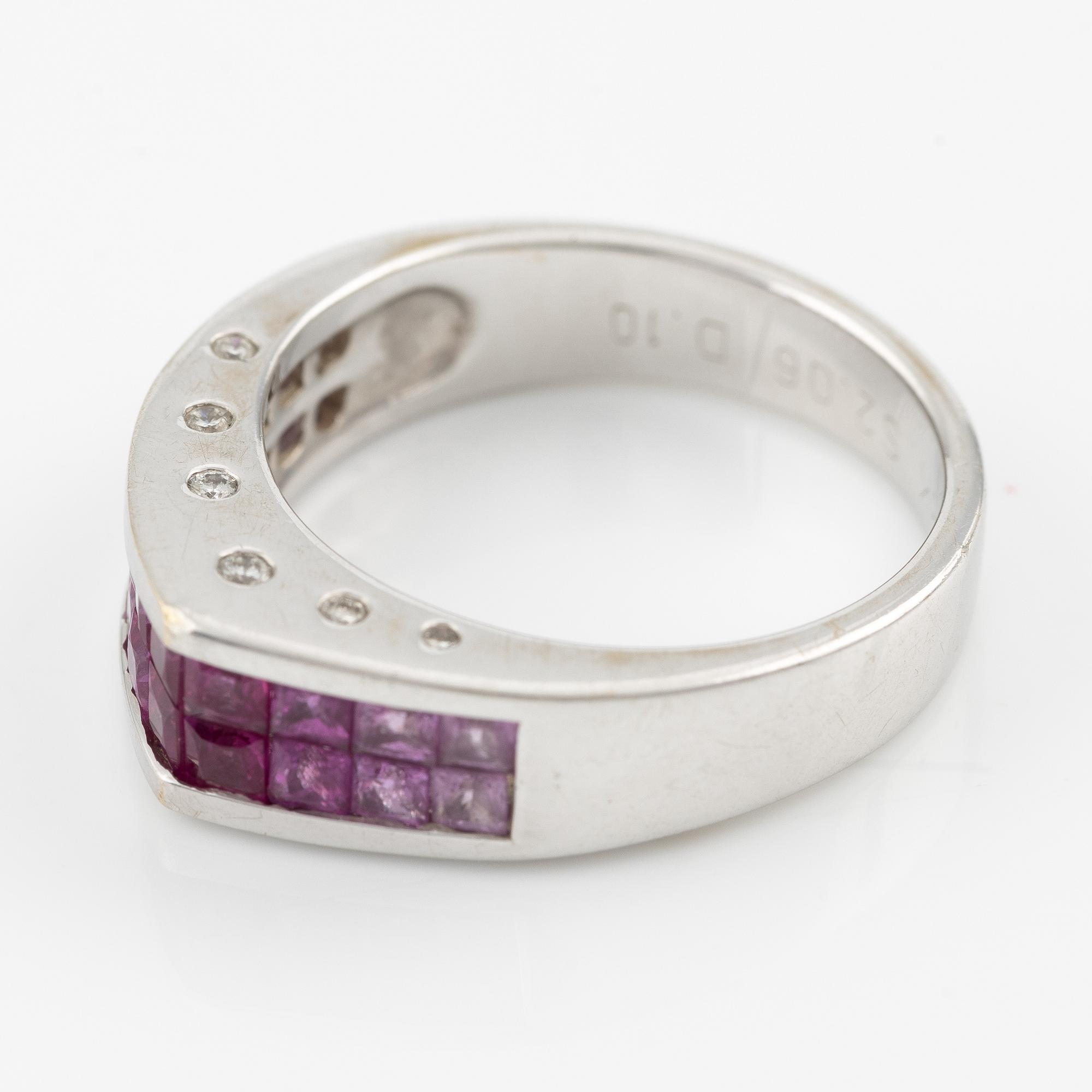 Ring med 18K vitguld med rosa safirer och runda briljantslipade diamanter.