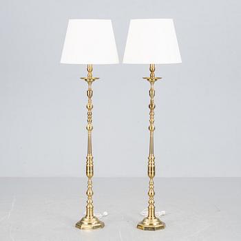 GOLVLAMPOR, ett par, mässing, 1900-talets mitt.