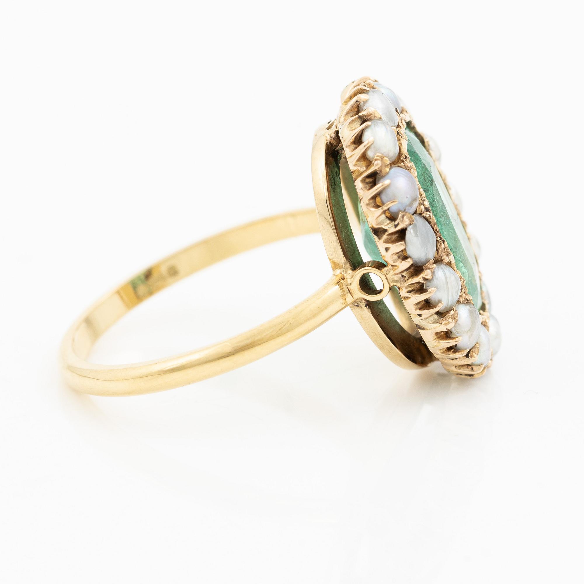 Ring in 18K gold with a cushion-shaped emerald and half pearls.