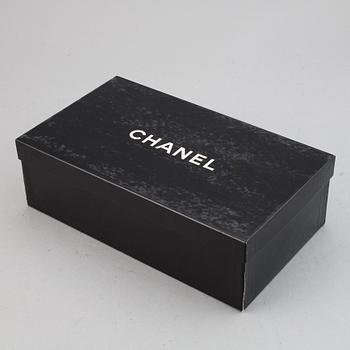 Chanel, a pair of leather shoes, size 36.