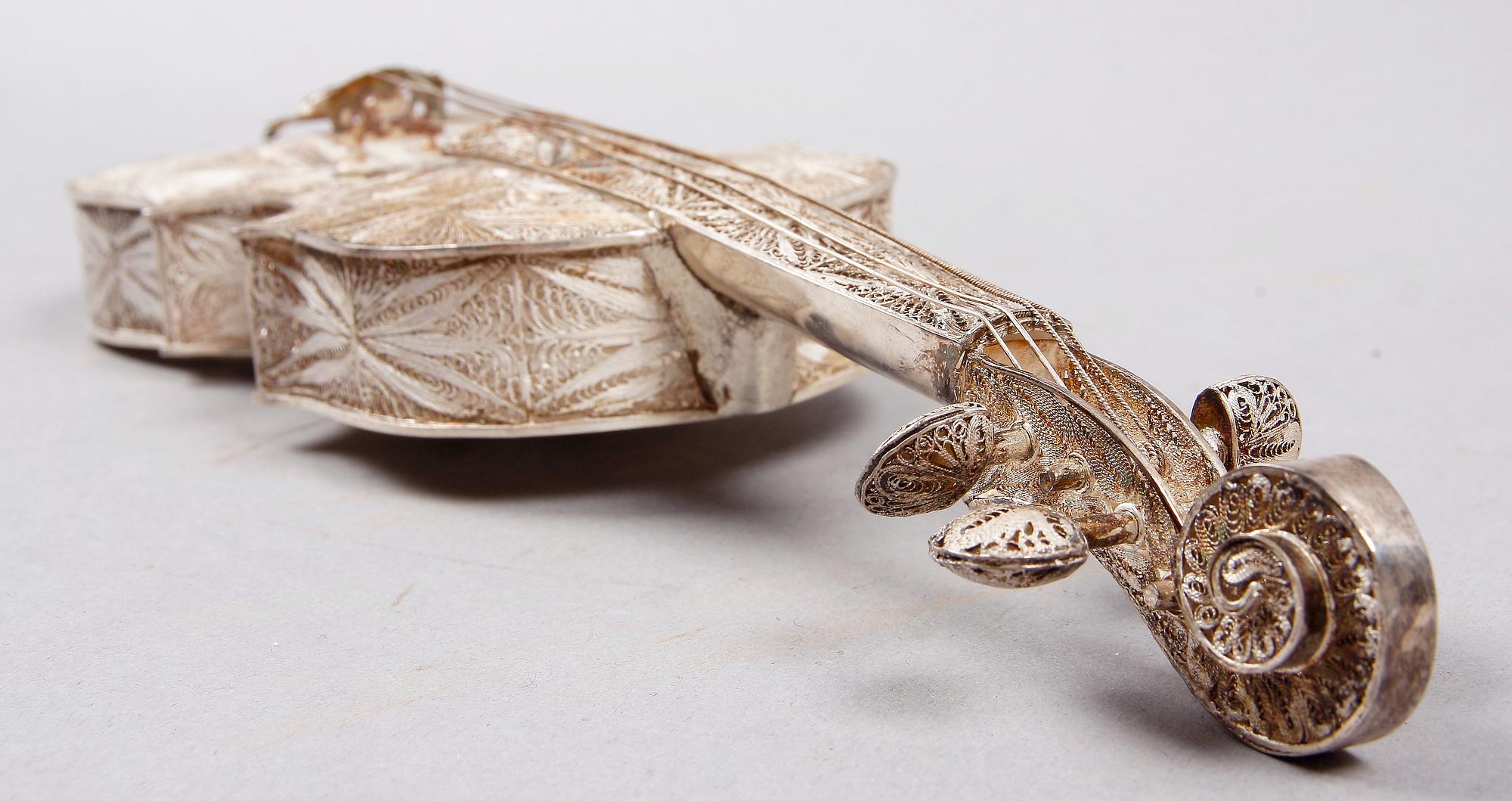 FIOLMODELL, sterlingsilver. 1900-tal.