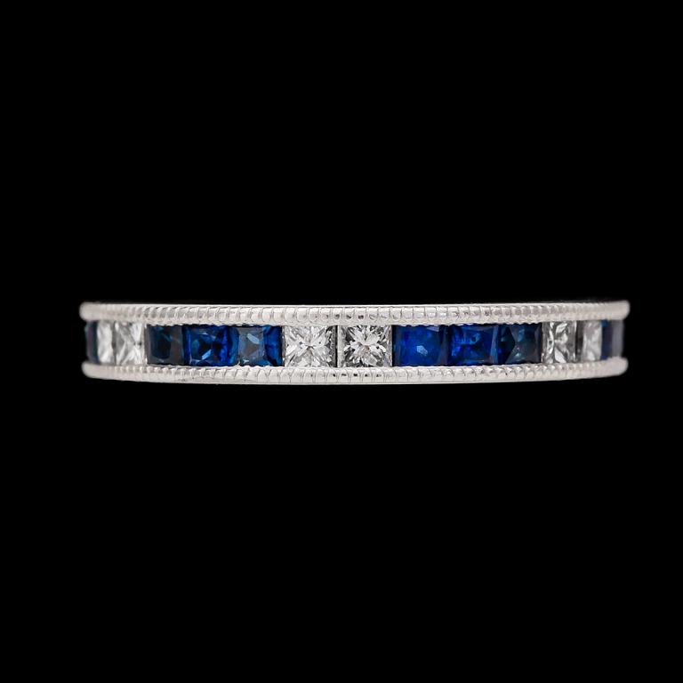 RING, prinsesslipade diamanter samt carréslipade blå safirer.