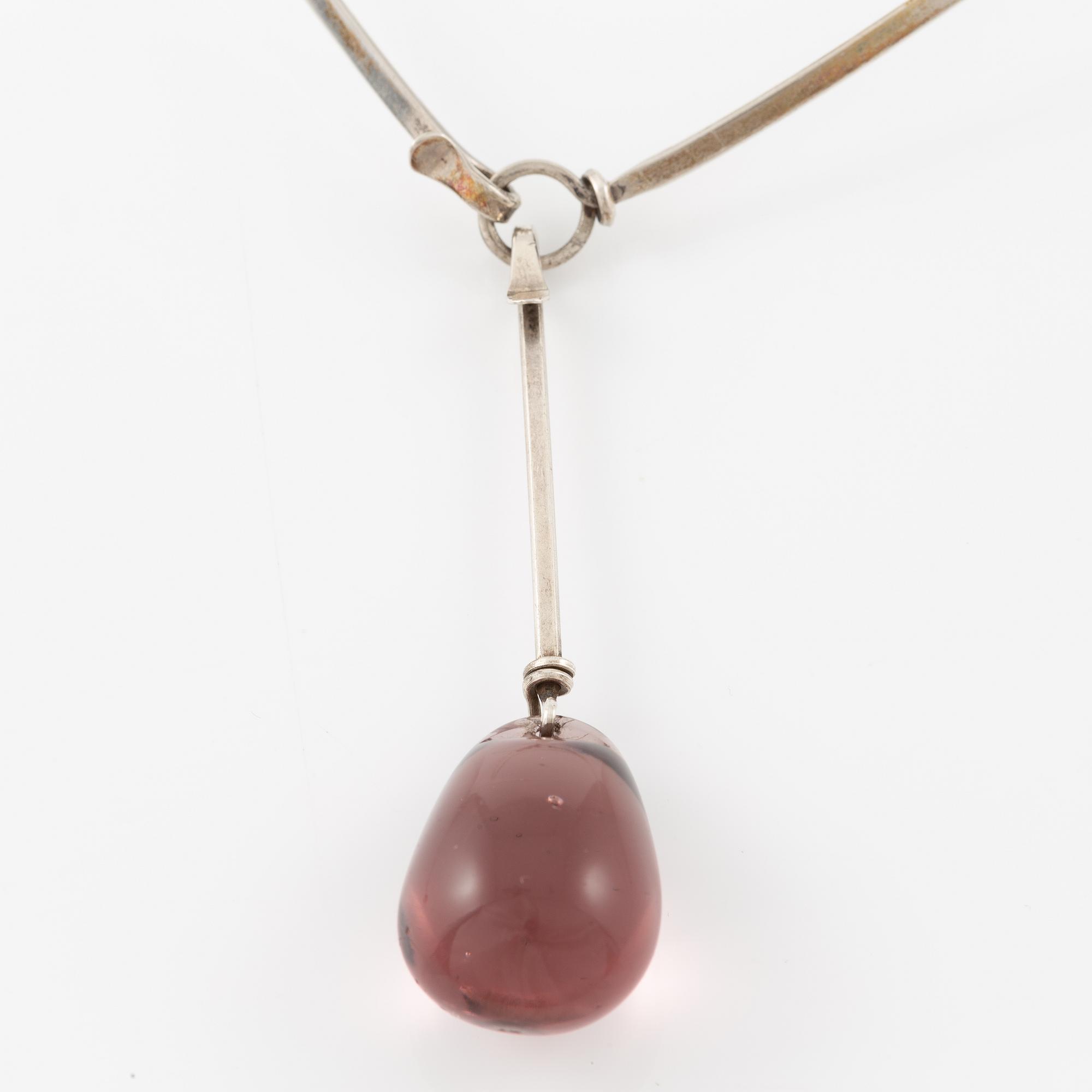 Vivianna Torun Bülow-Hübe, collier och örhängen, silver med lila-aprikosa glasdroppar.