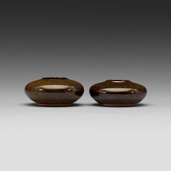 83. A pair of "Tea dust" brush washers, Qing dynasty 19th century. With Yongzhengs seal mark.