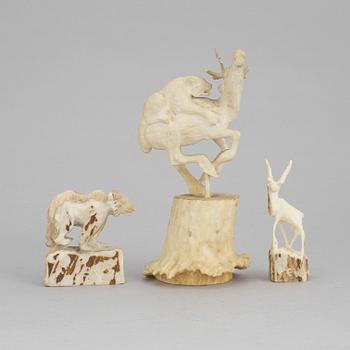 ERIK NORBERG, 3 figurines in reindeer horns, 2 of wich by Erik Norberg.