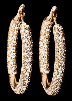 944. ÖRHÄNGEN, 176 briljantslipade diamanter, tot. 3.29 ct.