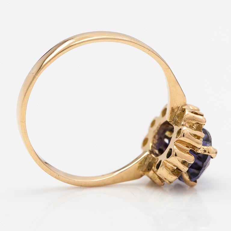 An 18K gold ring with a tanzanite and yellow sapphires.