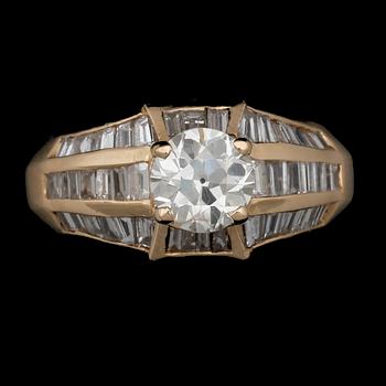 RING, 18k guld med diamanter en med äldre slipning ca1,02ct, baguettslipade tot ca 2,00ct enl uppg. Tot vikt 7,7g.