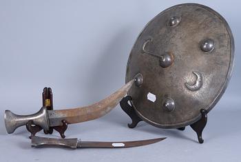 SKÖLD samt KNIVAR, 2 st, orientaliska. 1900-tal.