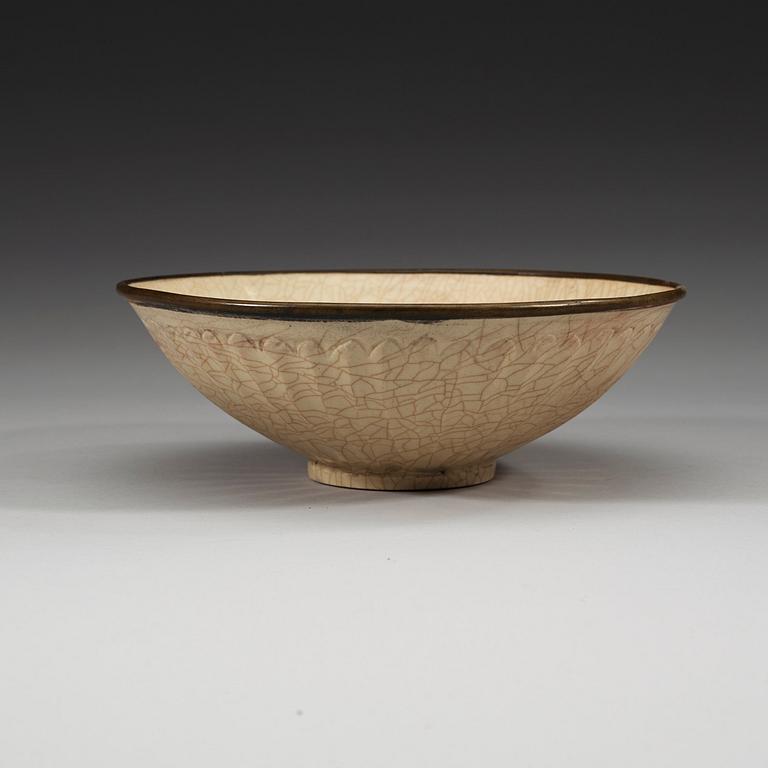 A Guan-type glazed bowl, Song dynasty (960-1279).