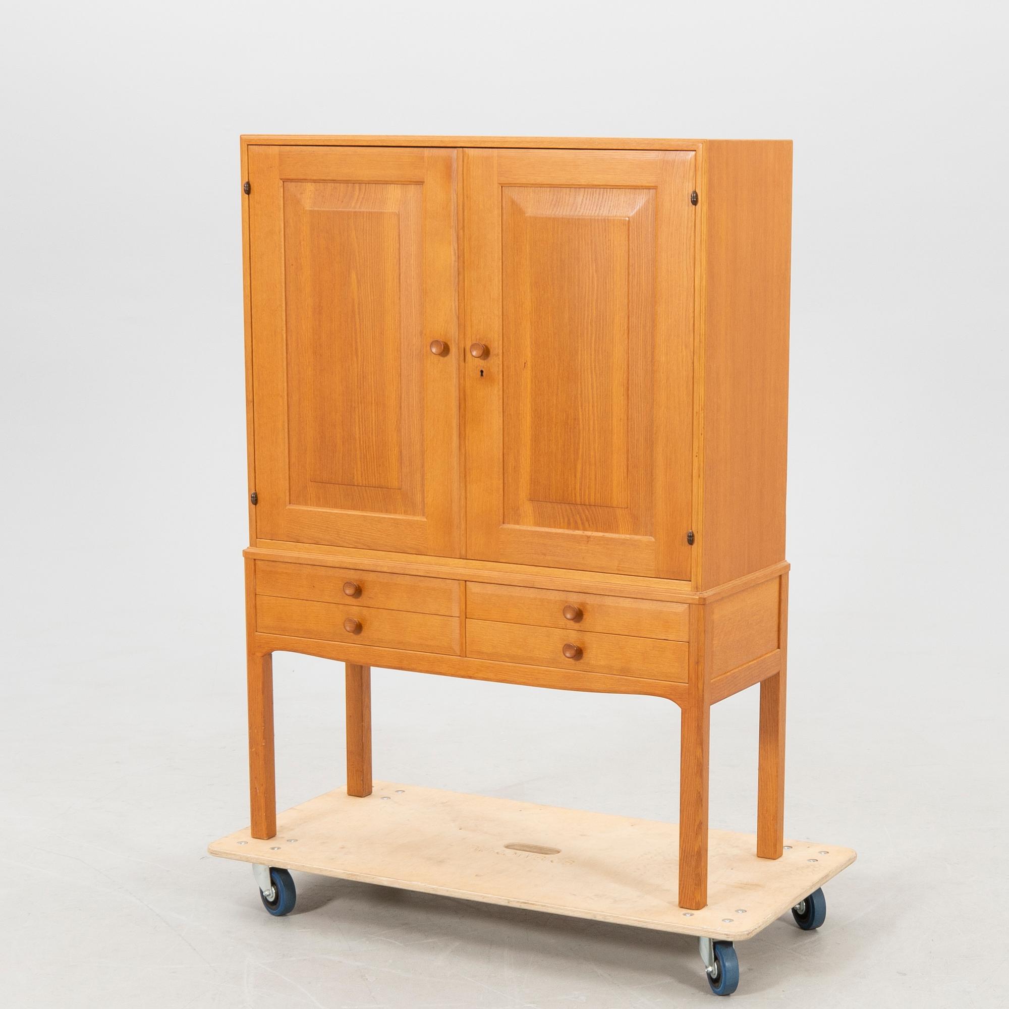 Carl Malmsten, skåp "Oktober" 1900-talets mitt/andra hälft.