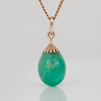 An emerald drop pendant with chain.