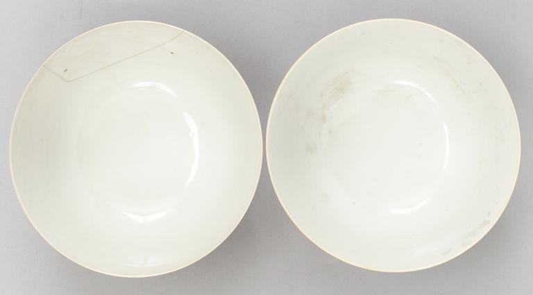 Two reserved-decorated coral-ground bowls, Qing dynasty with Daoguang´s seal mark and of the period (1821-50).