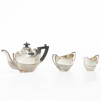 A British three piece silver tea set, mark of Williams (Birmingham) Ltd, Birmingham 1902.