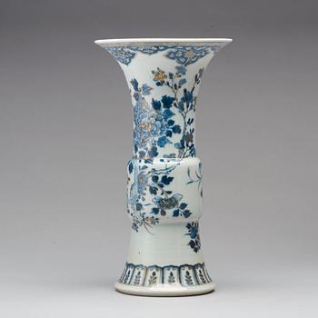 A blue and white vase, Qing dynasty, early 18th Century.