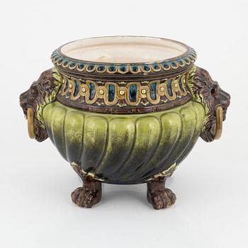 A majolica flower pot, late 19th century.