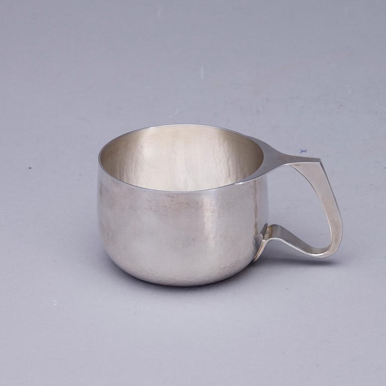 MUGG / KÅSA, silver, Tapio Wirkkala, signerad TW, Hopeakeskus Oy, Tavastehus, 1977. Vikt 267 g.