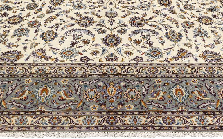 A Kashan carpet, approx. 403 x 300 cm.
