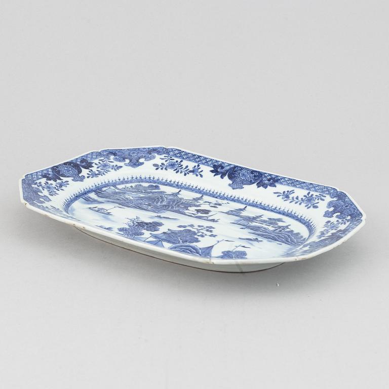 A blue and white serving dish, Qing dynasty, Qianlong (1736-95).