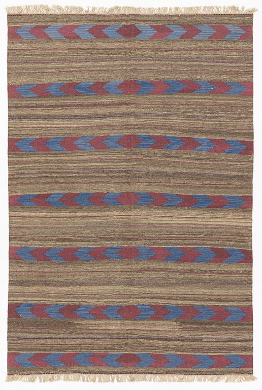 A Persian Kilim carpet, c. 297 x 203 cm.