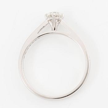 Ring, 18K vitguld med briljantslipad diamant, medföljande GIA dossier.