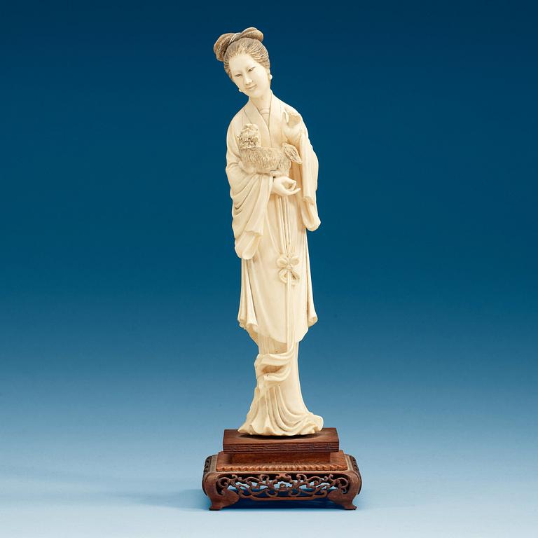 A carved ivory figure of an elegant lady and her dog, Qing dynasty (1644-1912).