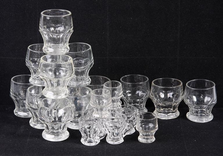 GLASSERVISDELAR, 21 delar, 1800-talets slut.