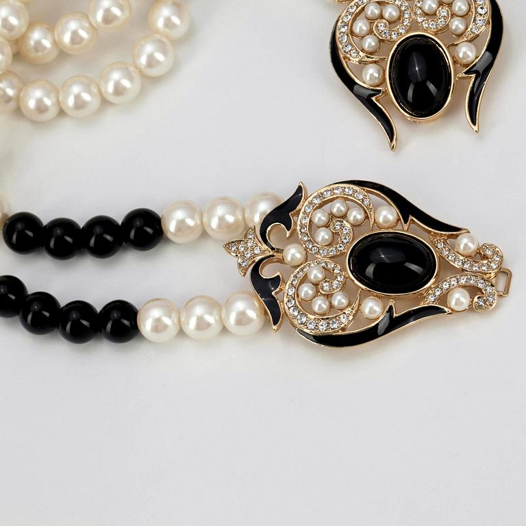 OSCAR DE LA RENTA, a two strand decorative pearl necklace in black and white.