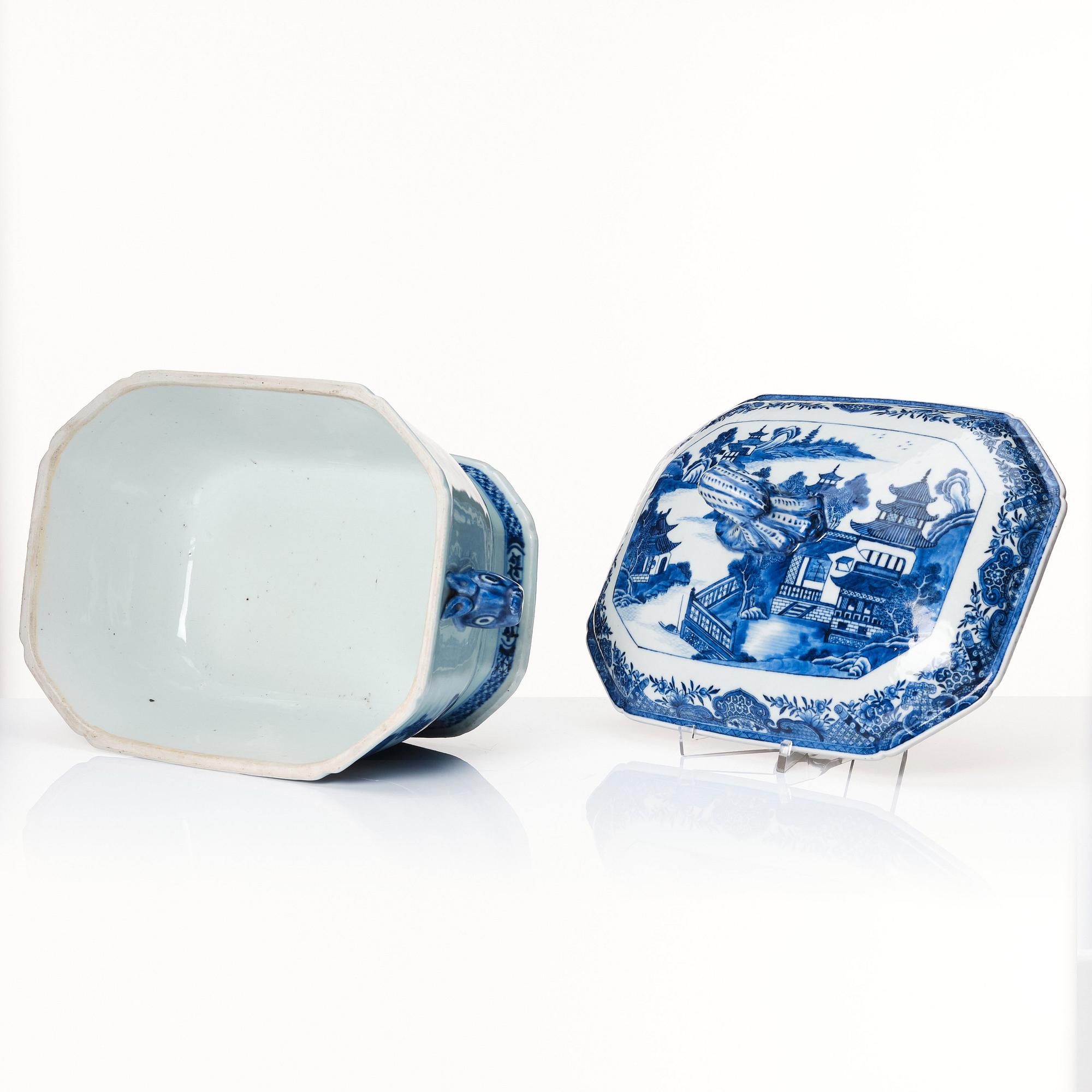 A blue and white tureen with cover, Qing dynasty, Qianlong (1736-95).