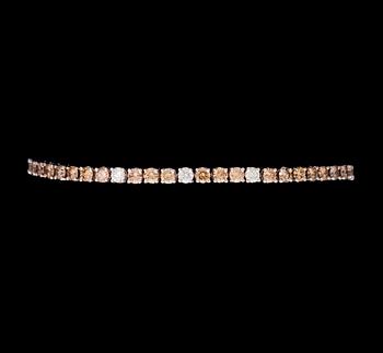 1120. ARMBAND, cognacsfärgade briljantslipade diamanter, tot. 6.20 ct, tre vita diamanter.