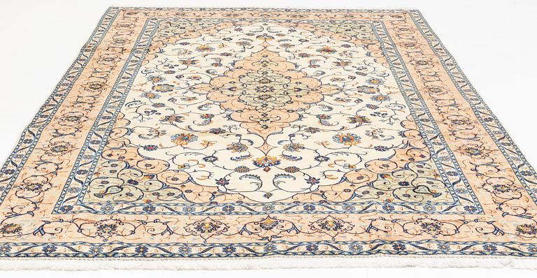 A Kashan carpet, ca 348 x 240 cm.