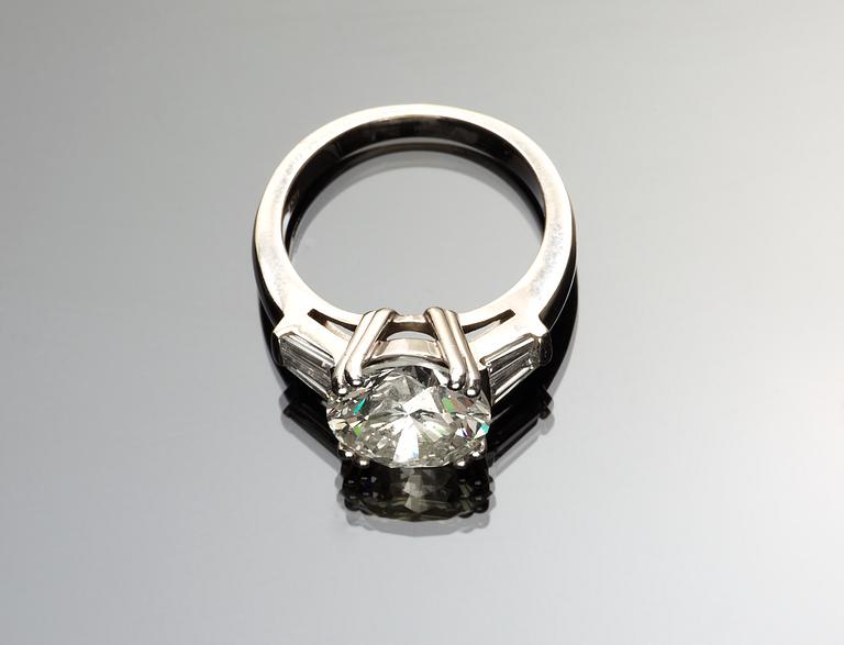 RING, briljantslipad diamant, 4.59 ct med tot. ca 0.60 ct diamanter på sidorna.