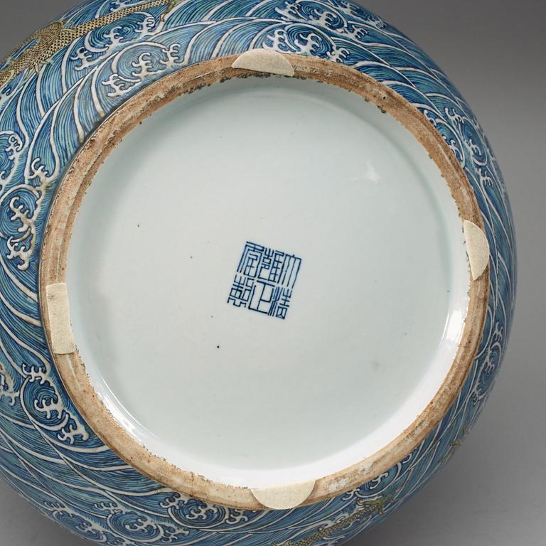 PRAKTURNOR, ett par, porslin. Troligen sen Qingdynasti med Yongzhengs märke.