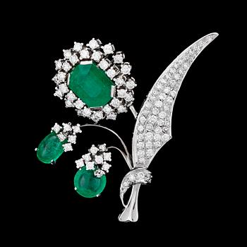 1180. An emerald and diamond brooch, tot. app. 2.50 cts, 1970's.