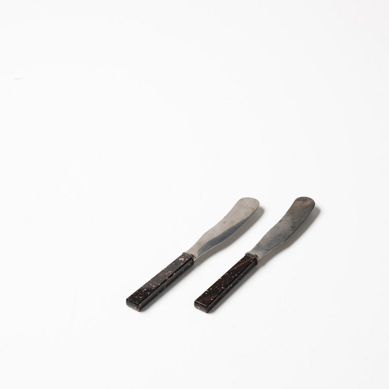 A pair of Swedish 'Rännås' porhyry butter knives, Älvdalen, mid 19th century.