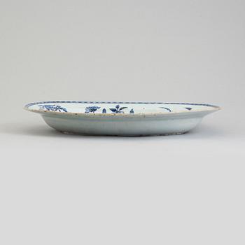 A blue and white deep serving dish, Qing dynasty, Qianlong (1736-95).