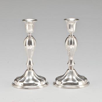 LJUSSTAKAR, ett par. Silver, rokokostil. 1900-tal.