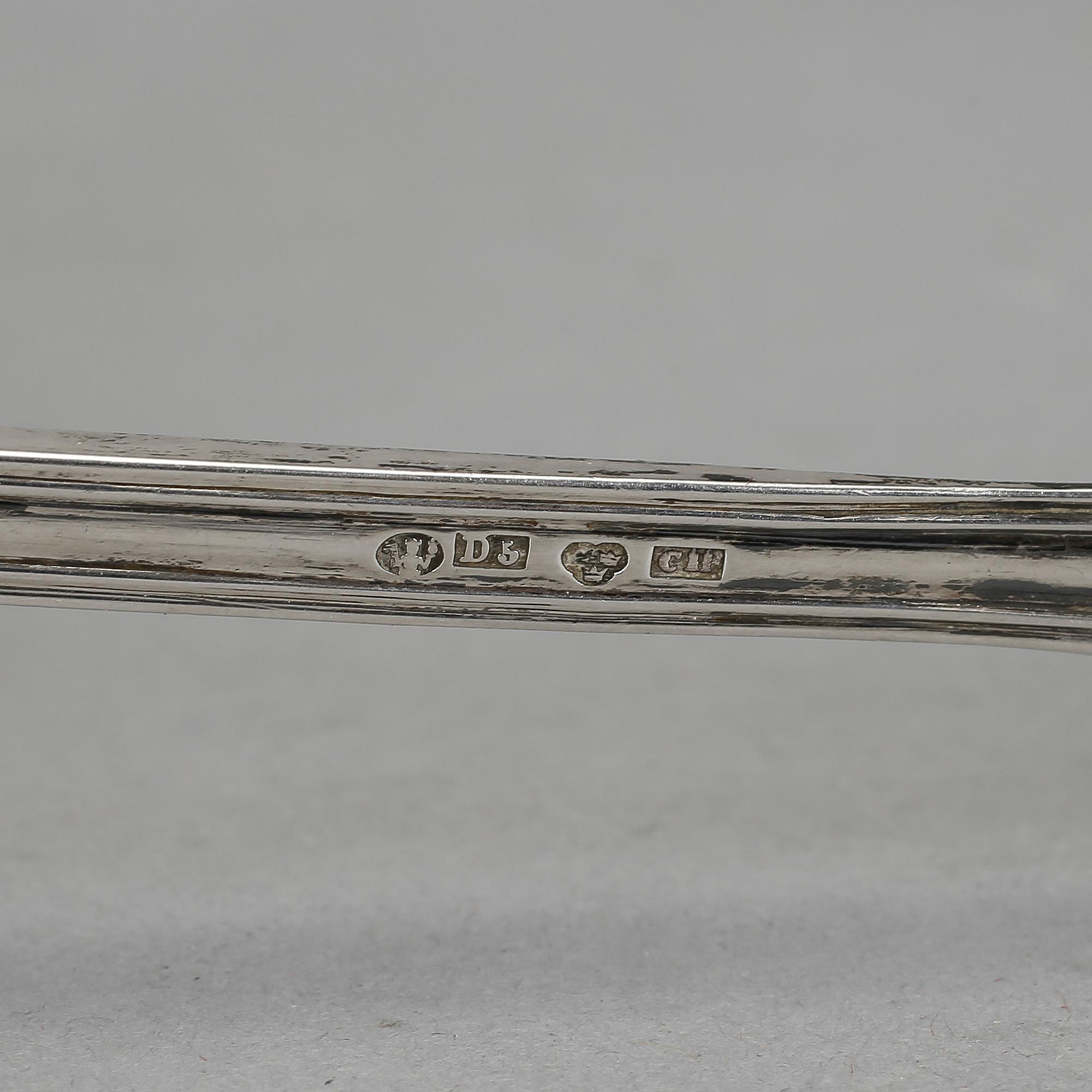 TÅRTKNIV och SOCKERSTRÖARE, silver, Gustaf Dahlgren, Malmö 1861 samt Norrköping 1858. Vikt ca 110 gram.