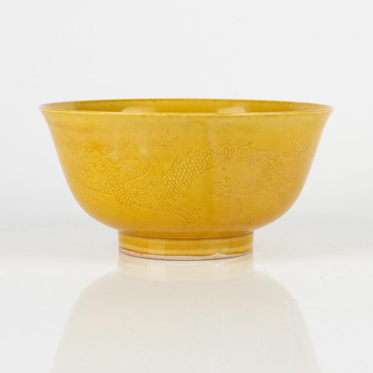 A Chinese yellow 'dragon' bowl, 20th century.