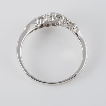 RING, 18K vitguld med briljantslipade diamanter ca 0.50 ct. Vikt 2,9 gram.