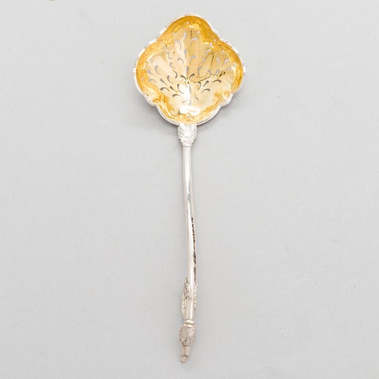 GUSTAF ADOLF BJÖRKLUND, Strösked, gräddsnäcka och skedar, silver, totalt 18 delar, Joensuu, Finland 1870.