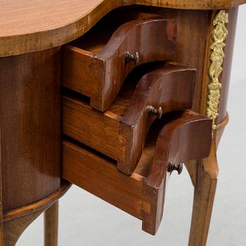A mid 20th century chest of drawers.