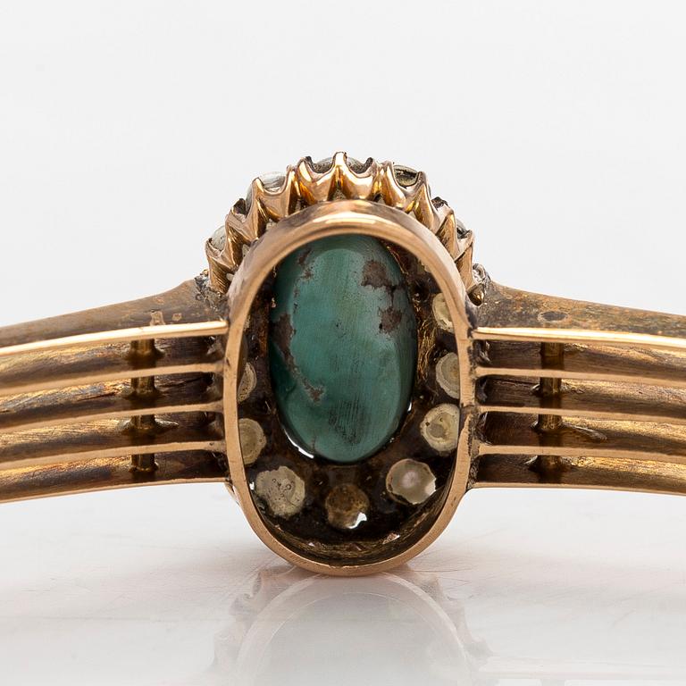 Armring, 14K (56) guld med cabochonslipad turkos och pärlor, Moskva, sent 1800-tal.