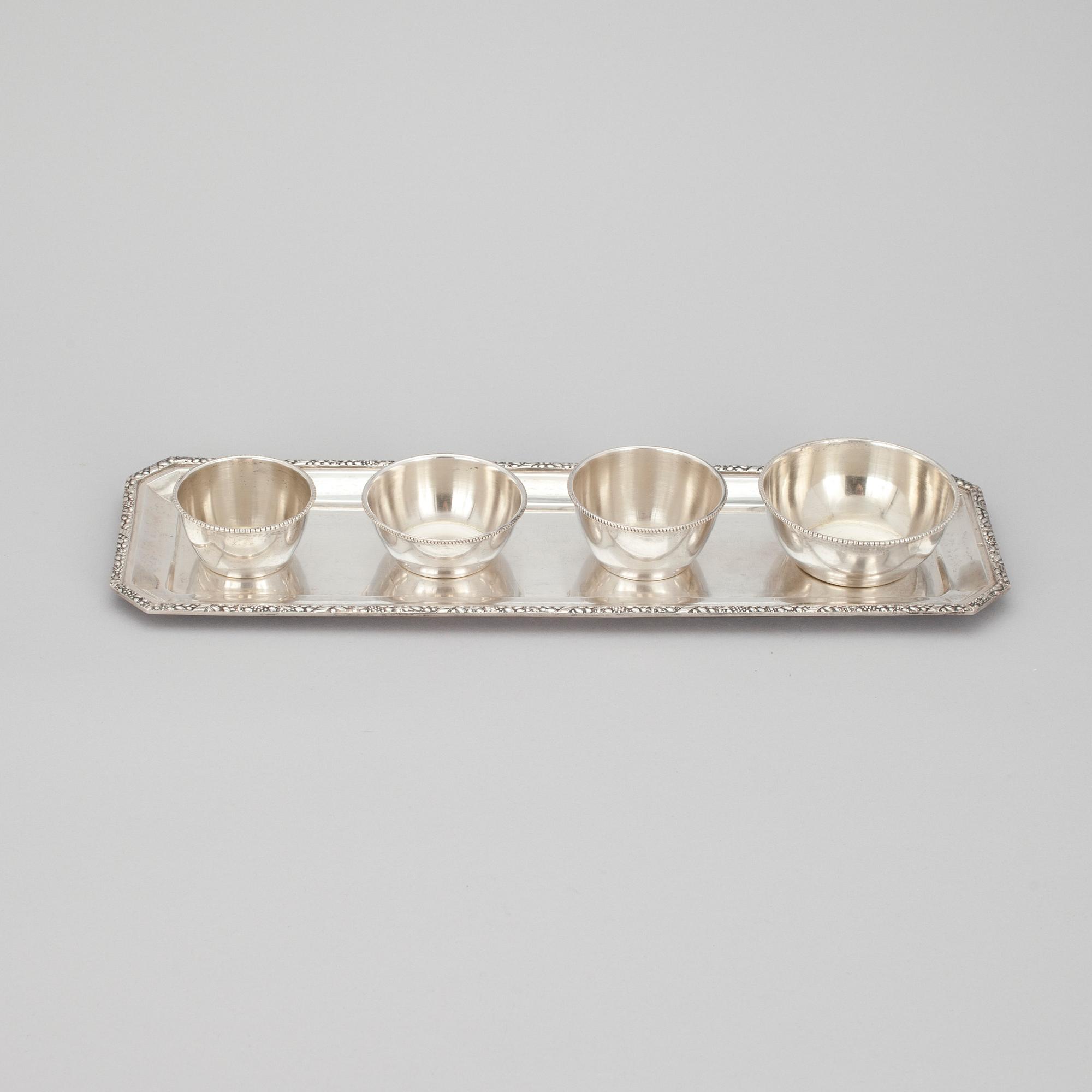 BRICKA samt KRYDDSKÅLAR, 4 st, silver, Ungern, sekelskiftet 1800/1900. Vikt 425,7 g.
