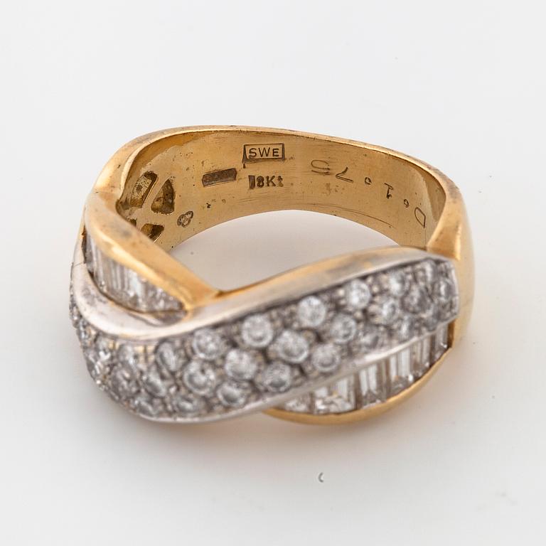 A baguette- and briliant cut diamond ring.