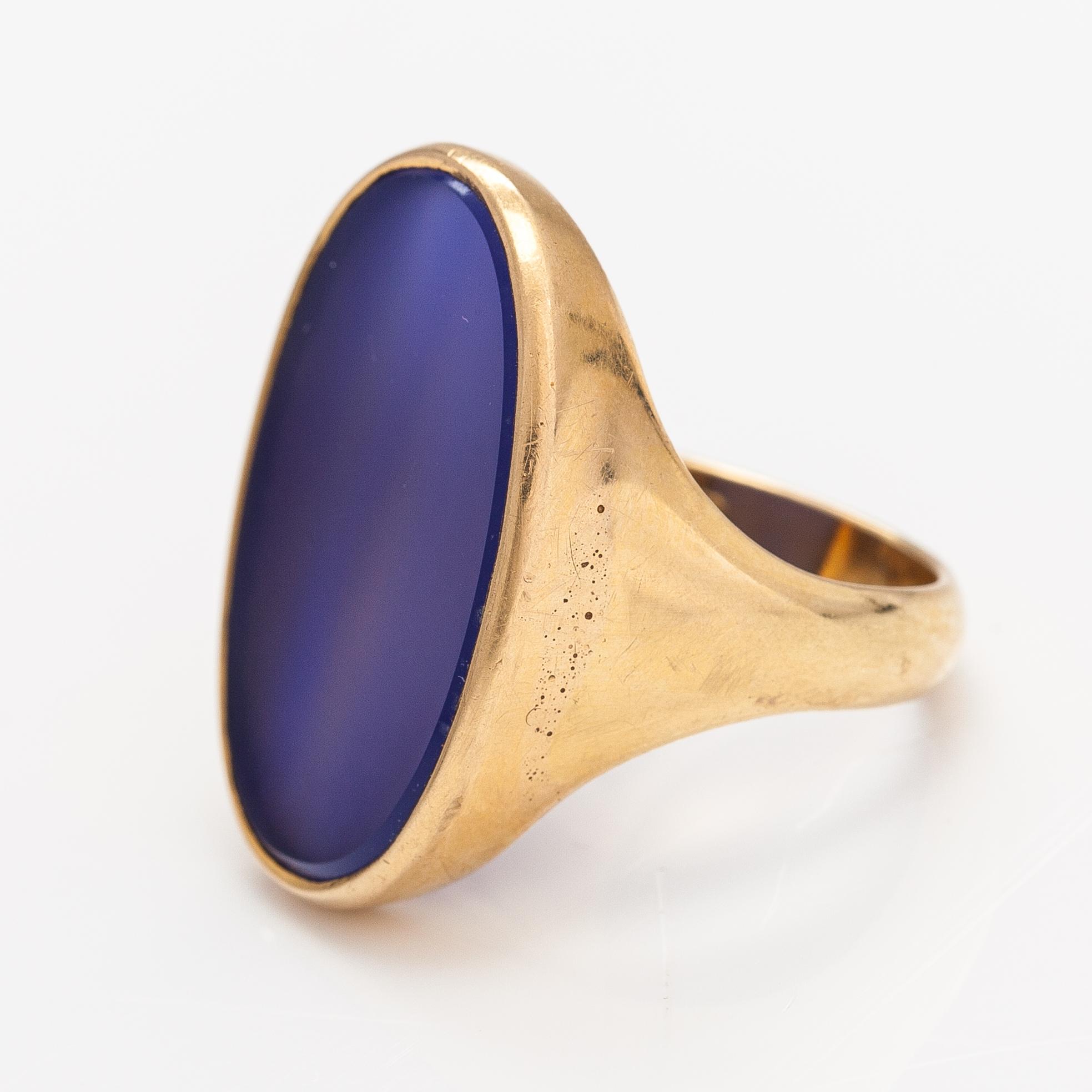 An 18K gold ring with a coloured chalcedony. Kalevi Piirainen, Helsinki 1980.